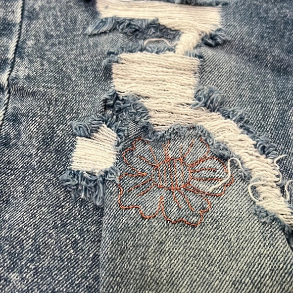 TIMAELTOWN distressed flower jeans 9 - Picture 6 of 10